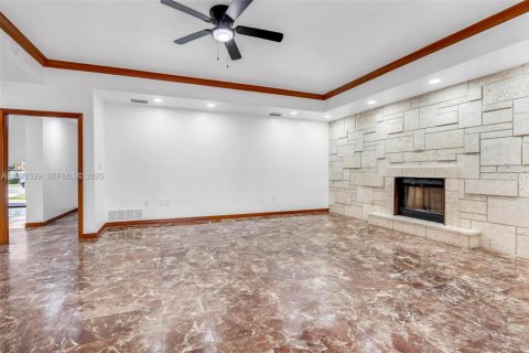 House in Miami, Florida 4 bedrooms, 360 sq.m. № 1977361 - photo 11