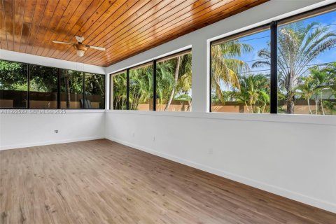 House in Miami, Florida 4 bedrooms, 360 sq.m. № 1977361 - photo 14