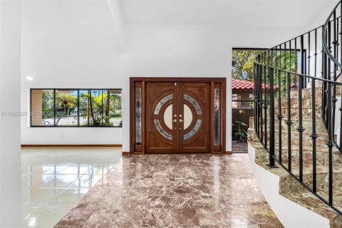 House in Miami, Florida 4 bedrooms, 360 sq.m. № 1977361 - photo 6