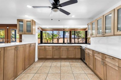 House in Miami, Florida 4 bedrooms, 360 sq.m. № 1977361 - photo 18