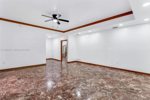 House in Miami, Florida 4 bedrooms, 360 sq.m. № 1977361 - photo 12