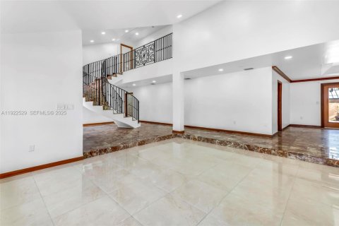 House in Miami, Florida 4 bedrooms, 360 sq.m. № 1977361 - photo 9