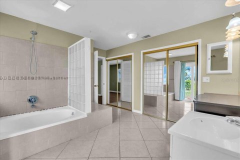 House in North Port, Florida 3 bedrooms, 218.88 sq.m. № 1552586 - photo 12