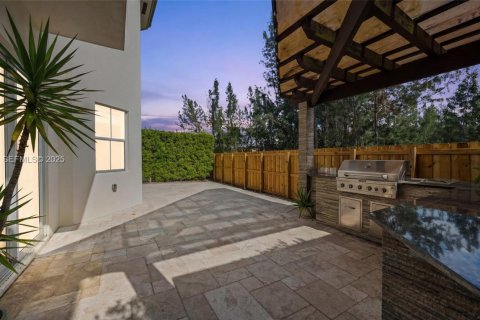 Casa en venta en Doral, Florida, 4 dormitorios, 267.37 m2 № 1984640 - foto 2