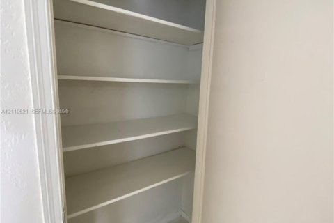 Casa en alquiler en Hollywood, Florida, 1 dormitorio, 255.48 m2 № 2428050 - foto 5