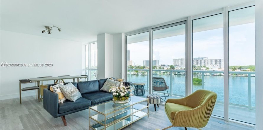 Condo à Sunny Isles Beach, Floride, 3 chambres № 1896214