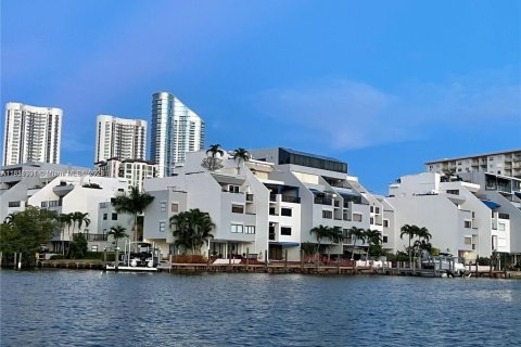 Condominio en venta en Sunny Isles Beach, Florida, 3 dormitorios, 220.18 m2 № 1871666 - foto 2