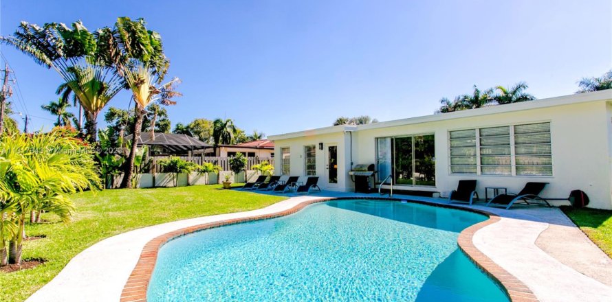 Villa ou maison à Hollywood, Floride 4 chambres, 158.12 m2 № 1867143