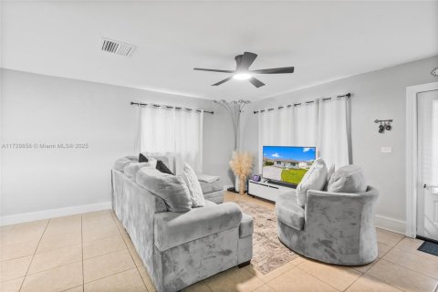 House in Tamarac, Florida 2 bedrooms, 92.81 sq.m. № 1861814 - photo 4