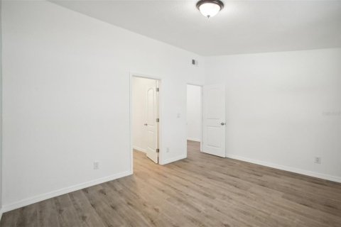 Купить виллу или дом в Ленд-о-Лейкс, Флорида 8 комнат, 160.07м2, № 1736410 - фото 16