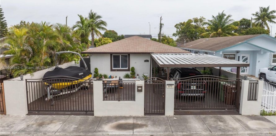 House in Hialeah, Florida 3 bedrooms, 175.96 sq.m. № 1753172