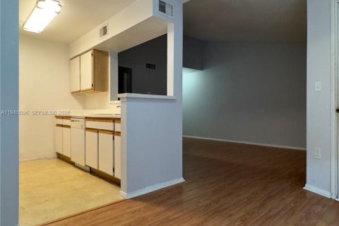 Condominio en alquiler en Oakland Park, Florida, 1 dormitorio, 77.48 m2 № 1997726 - foto 6