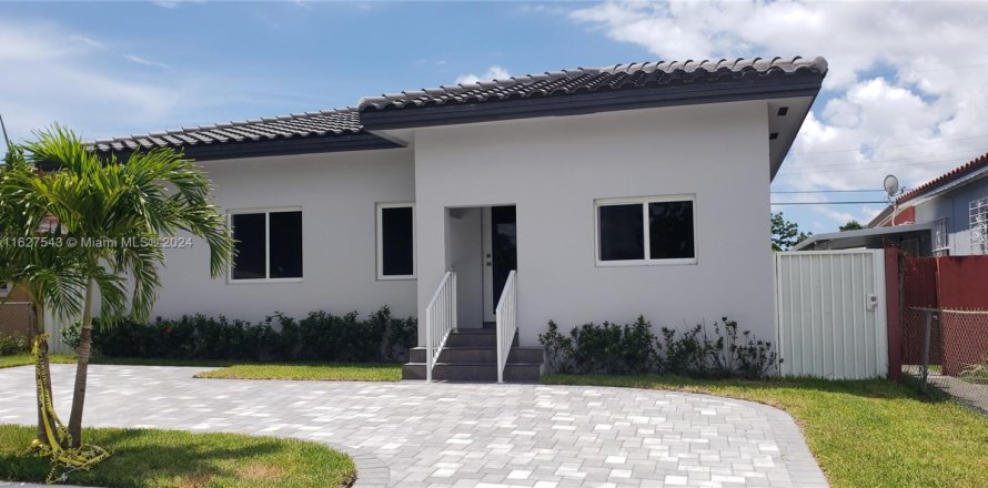 Villa ou maison à Miami, Floride 5 chambres, 133.78 m2 № 1940405