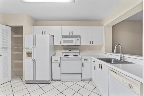 Снять в аренду кондоминиум в Тамарак, Флорида 2 спальни, 91.14м2, № 1963501 - фото 2