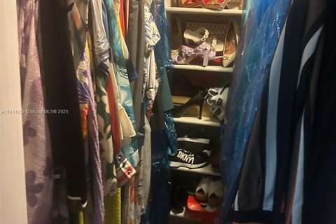 House in Sunrise, Florida 4 bedrooms, 152.55 sq.m. № 1970530 - photo 6