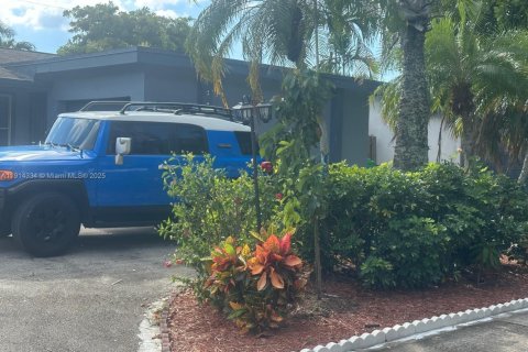 House in Sunrise, Florida 4 bedrooms, 152.55 sq.m. № 1970530 - photo 2