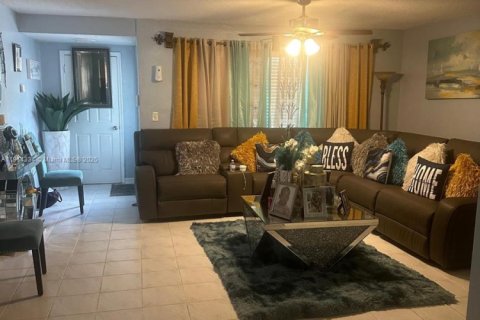 House in Sunrise, Florida 4 bedrooms, 152.55 sq.m. № 1970530 - photo 4