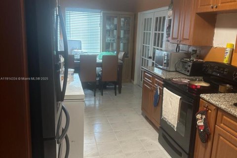 House in Sunrise, Florida 4 bedrooms, 152.55 sq.m. № 1970530 - photo 8