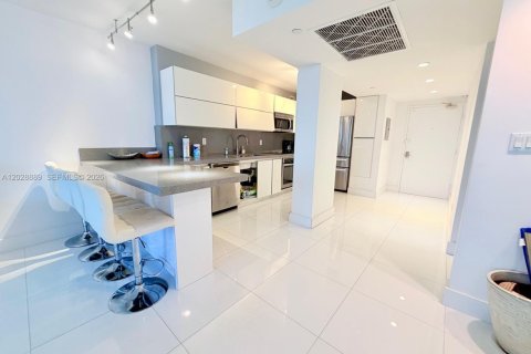 Condo in Miami Beach, Florida, 2 bedrooms  № 2183463 - photo 3