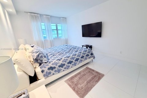 Condo in Miami Beach, Florida, 2 bedrooms  № 2183463 - photo 11