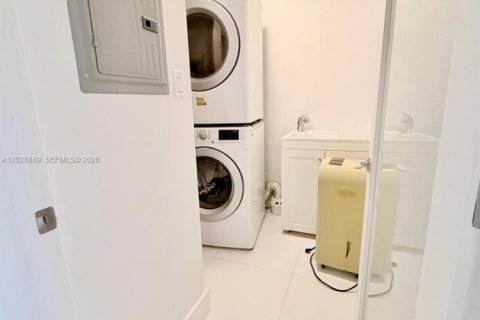 Condo in Miami Beach, Florida, 2 bedrooms  № 2183463 - photo 5