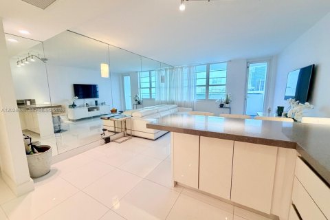 Condo in Miami Beach, Florida, 2 bedrooms  № 2183463 - photo 2