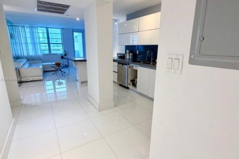 Condo in Miami Beach, Florida, 2 bedrooms  № 2183463 - photo 14