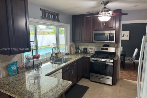 House in Sunrise, Florida 3 bedrooms, 175.77 sq.m. № 1861120 - photo 2