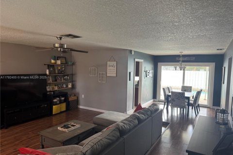 House in Sunrise, Florida 3 bedrooms, 175.77 sq.m. № 1861120 - photo 4