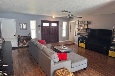 House in Sunrise, Florida 3 bedrooms, 175.77 sq.m. № 1861120 - photo 3