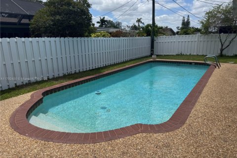 House in Sunrise, Florida 3 bedrooms, 175.77 sq.m. № 1861120 - photo 1