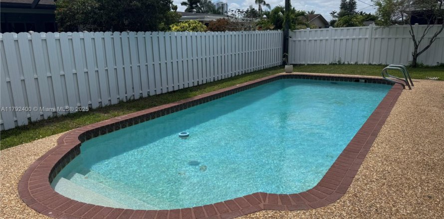 House in Sunrise, Florida 3 bedrooms, 175.77 sq.m. № 1861120