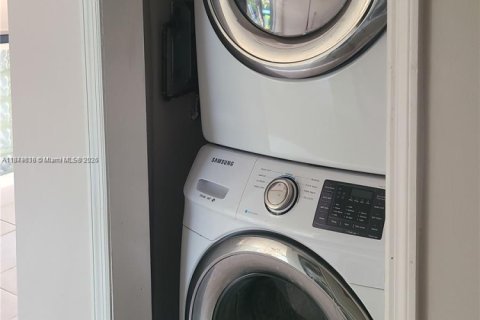 Condo in Miami Beach, Florida, 2 bedrooms  № 1981383 - photo 10