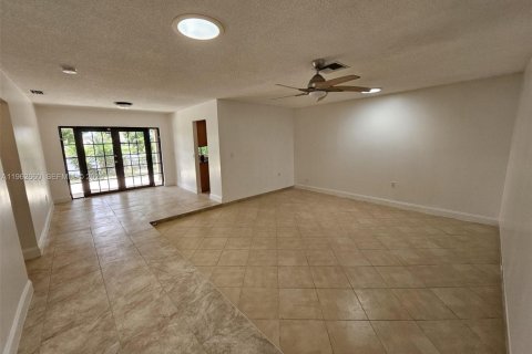 Villa ou maison à louer à Sunrise, Floride: 3 chambres, 150.78 m2 № 2023810 - photo 2