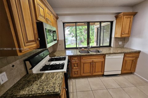 Villa ou maison à louer à Sunrise, Floride: 3 chambres, 150.78 m2 № 2023810 - photo 5