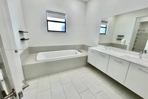 House in Miramar, Florida 3 bedrooms, 190.17 sq.m. № 1698623 - photo 10