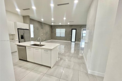House in Miramar, Florida 3 bedrooms, 190.17 sq.m. № 1698623 - photo 2