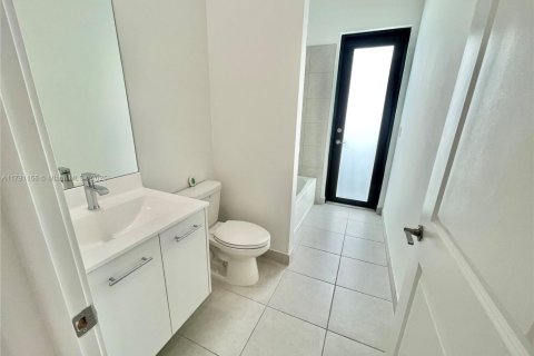 House in Miramar, Florida 3 bedrooms, 190.17 sq.m. № 1698623 - photo 17