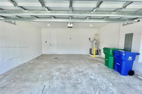 House in Miramar, Florida 3 bedrooms, 190.17 sq.m. № 1698623 - photo 22