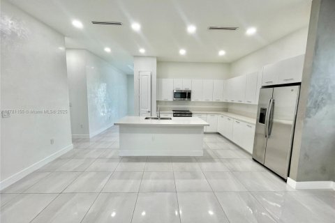 House in Miramar, Florida 3 bedrooms, 190.17 sq.m. № 1698623 - photo 14