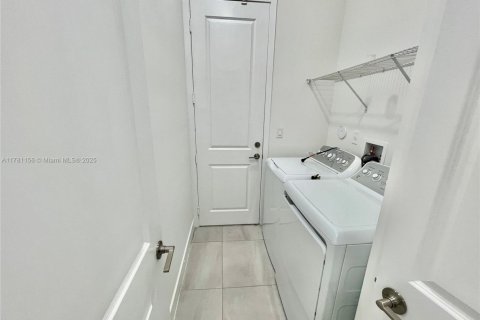 House in Miramar, Florida 3 bedrooms, 190.17 sq.m. № 1698623 - photo 15