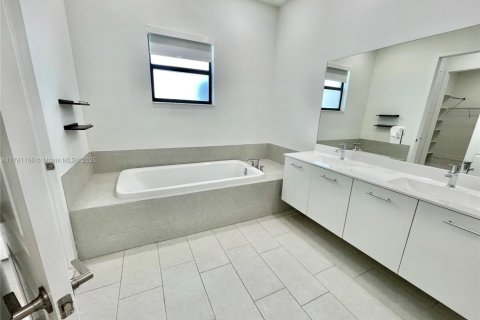 House in Miramar, Florida 3 bedrooms, 190.17 sq.m. № 1698623 - photo 9