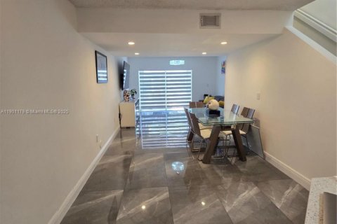 Снять в аренду квартиру в Майами, Флорида 3 спальни, 115.2м2, № 1952320 - фото 7