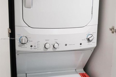 Снять в аренду квартиру в Майами, Флорида 3 спальни, 115.2м2, № 1952320 - фото 21