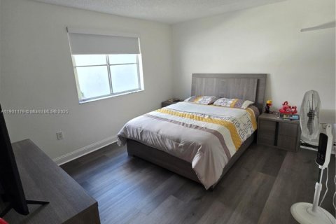 Снять в аренду квартиру в Майами, Флорида 3 спальни, 115.2м2, № 1952320 - фото 17