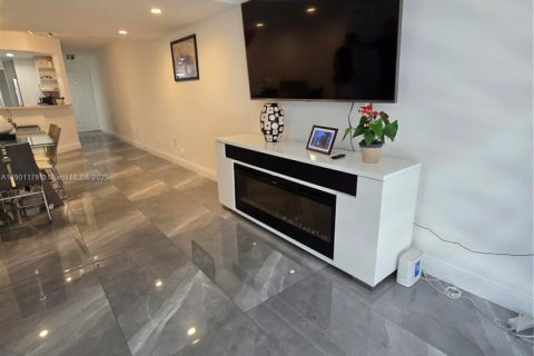 Снять в аренду квартиру в Майами, Флорида 3 спальни, 115.2м2, № 1952320 - фото 4