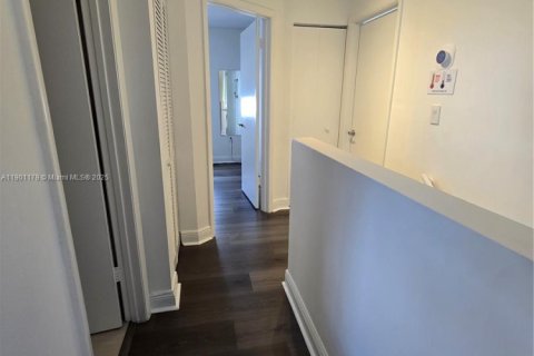 Снять в аренду квартиру в Майами, Флорида 3 спальни, 115.2м2, № 1952320 - фото 15