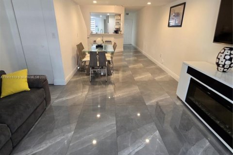 Снять в аренду квартиру в Майами, Флорида 3 спальни, 115.2м2, № 1952320 - фото 3