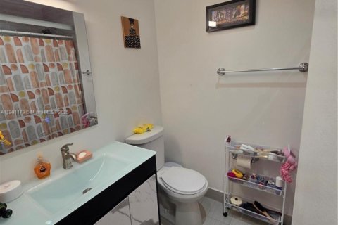 Снять в аренду квартиру в Майами, Флорида 3 спальни, 115.2м2, № 1952320 - фото 12