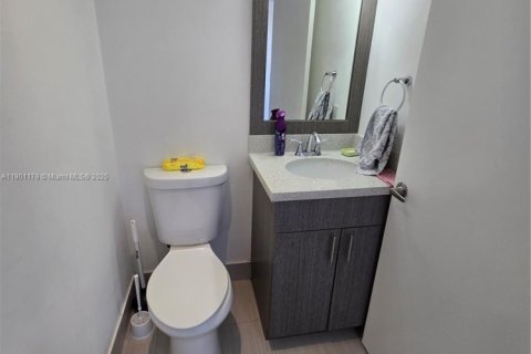 Снять в аренду квартиру в Майами, Флорида 3 спальни, 115.2м2, № 1952320 - фото 20